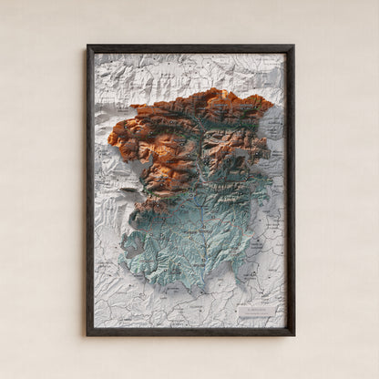 Mapa de relieve del Berguedà, con el territorio en color y el entorno en blanco. Presentación con marco. 21 × 30 cm. Estilo Azul y naranja.