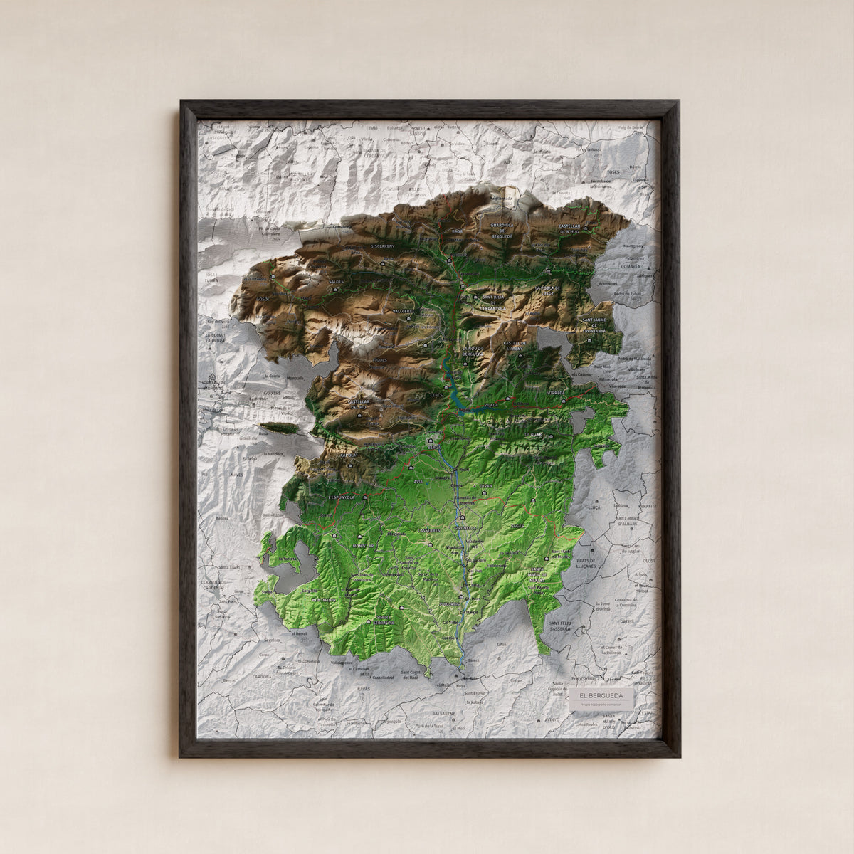 Mapa de relieve del Berguedà, con el territorio en color y el entorno en blanco. Presentación con marco. 30 × 40 cm. Estilo Clásico.