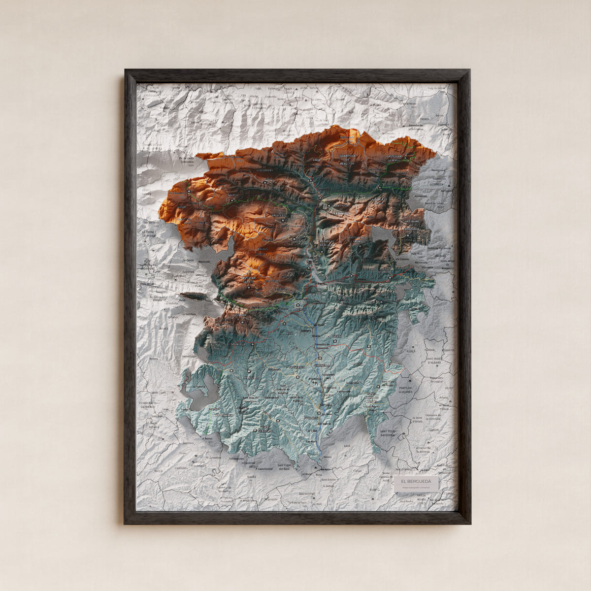 Mapa de relieve del Berguedà, con el territorio en color y el entorno en blanco. Presentación con marco. 30 × 40 cm. Estilo Azul y naranja.