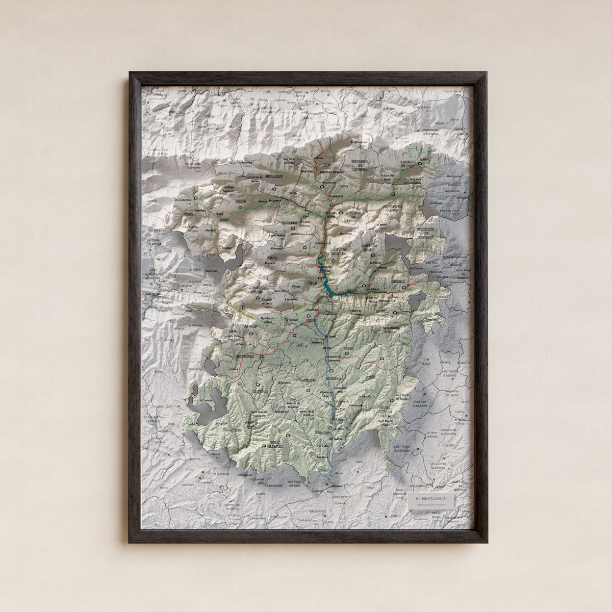Mapa de relieve del Berguedà, con el territorio en color y el entorno en blanco. Presentación con marco. 30 × 40 cm. Estilo Cartográfico.