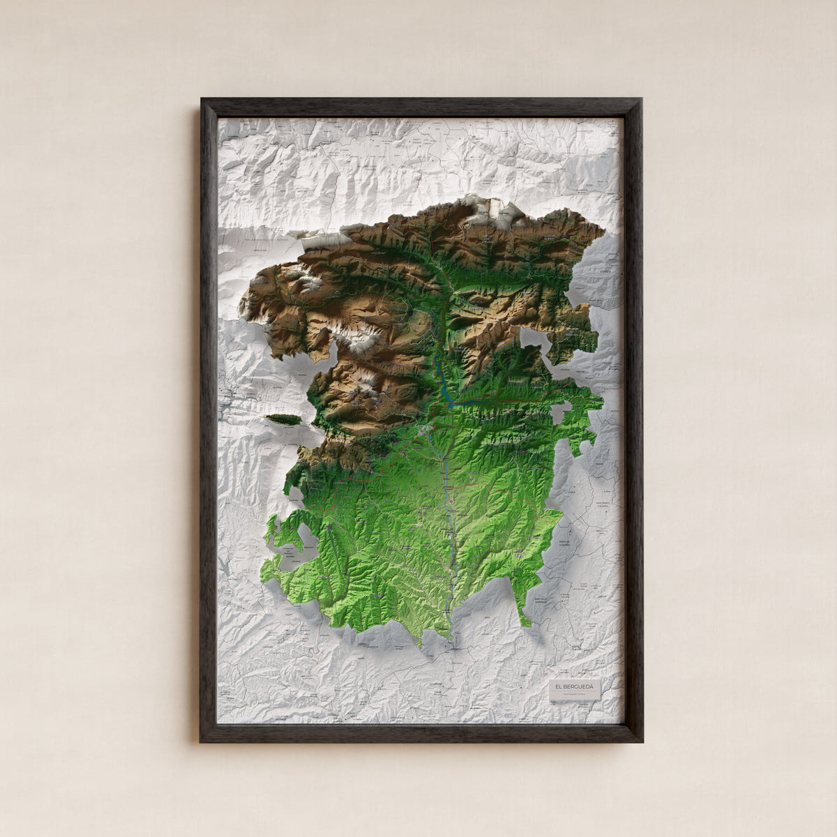 Mapa de relieve del Berguedà, con el territorio en color y el entorno en blanco. Presentación con marco. 61 × 91 cm. Estilo Clásico.