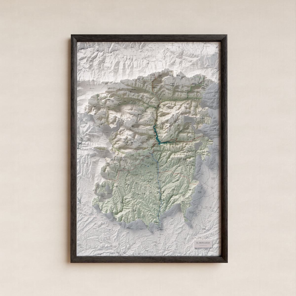Mapa de relieve del Berguedà, con el territorio en color y el entorno en blanco. Presentación con marco. 61 × 91 cm. Estilo Cartográfico.