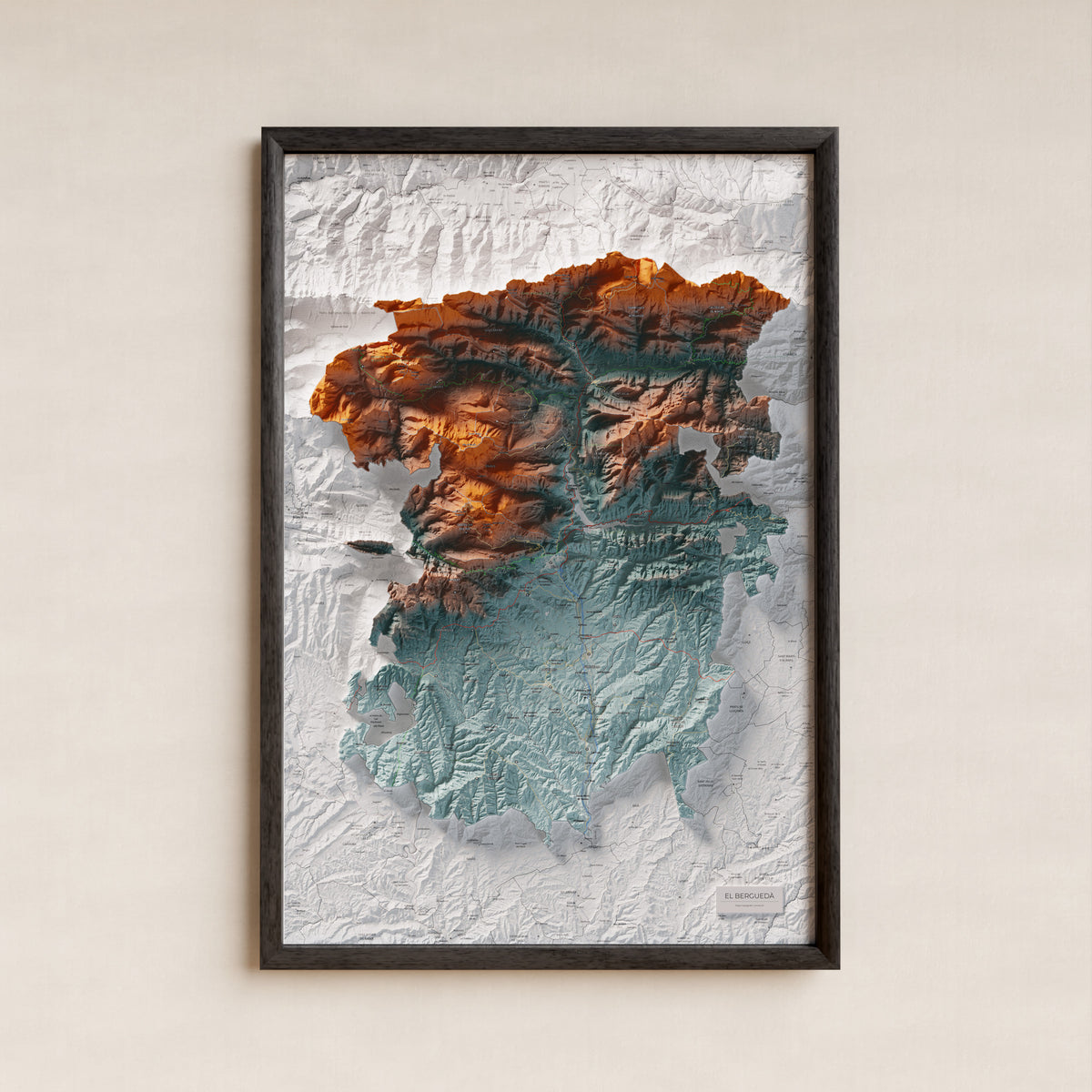 Mapa de relieve del Berguedà, con el territorio en color y el entorno en blanco. Presentación con marco. 61 × 91 cm. Estilo Azul y naranja.