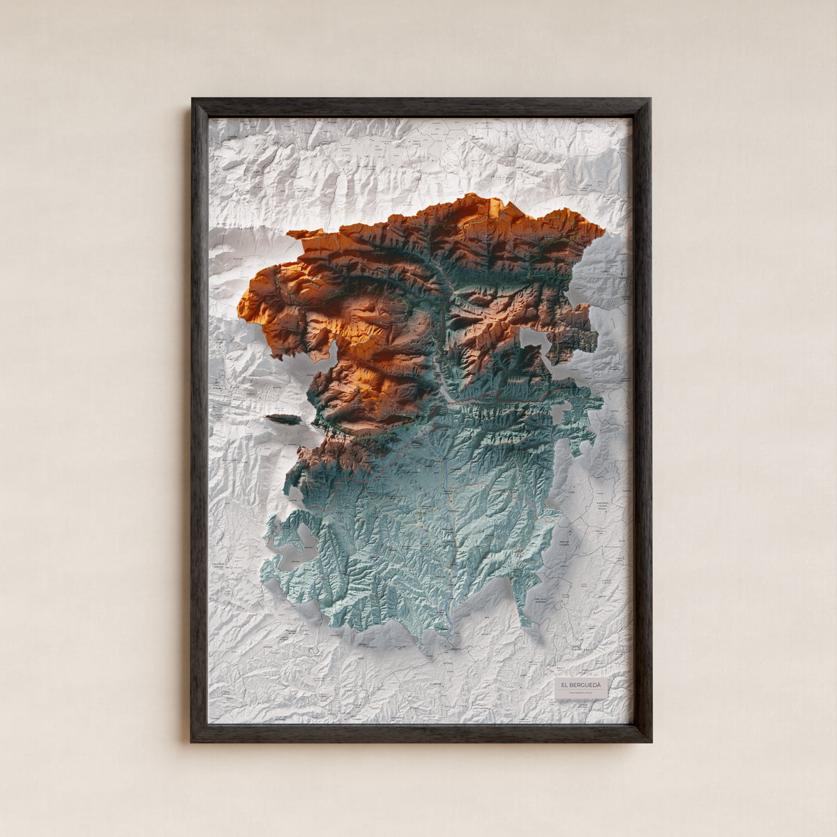 Mapa de relieve del Berguedà, con el territorio en color y el entorno en blanco. Presentación con marco. 70 × 100 cm. Estilo Azul y naranja.
