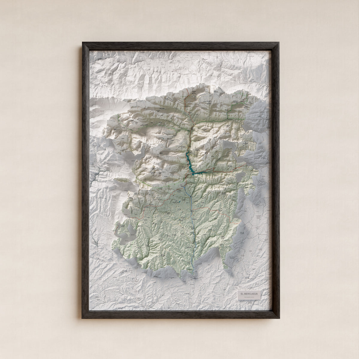Mapa de relieve del Berguedà, con el territorio en color y el entorno en blanco. Presentación con marco. 70 × 100 cm. Estilo Cartográfico.