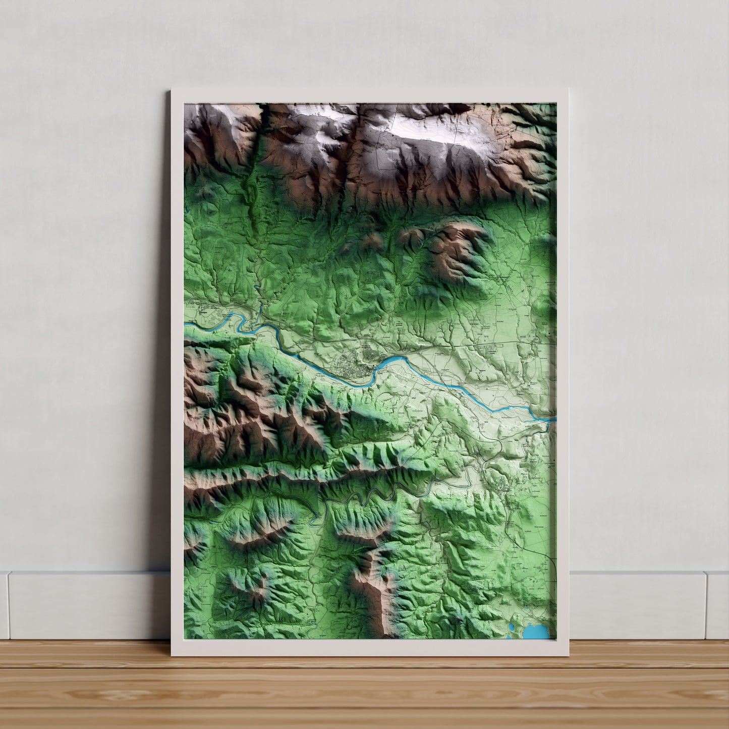 Mapa artístico del relieve de Besalú, a la Garrotxa, con 15 km de entorno y base topográfica ICGC. Presentación enmarcada.