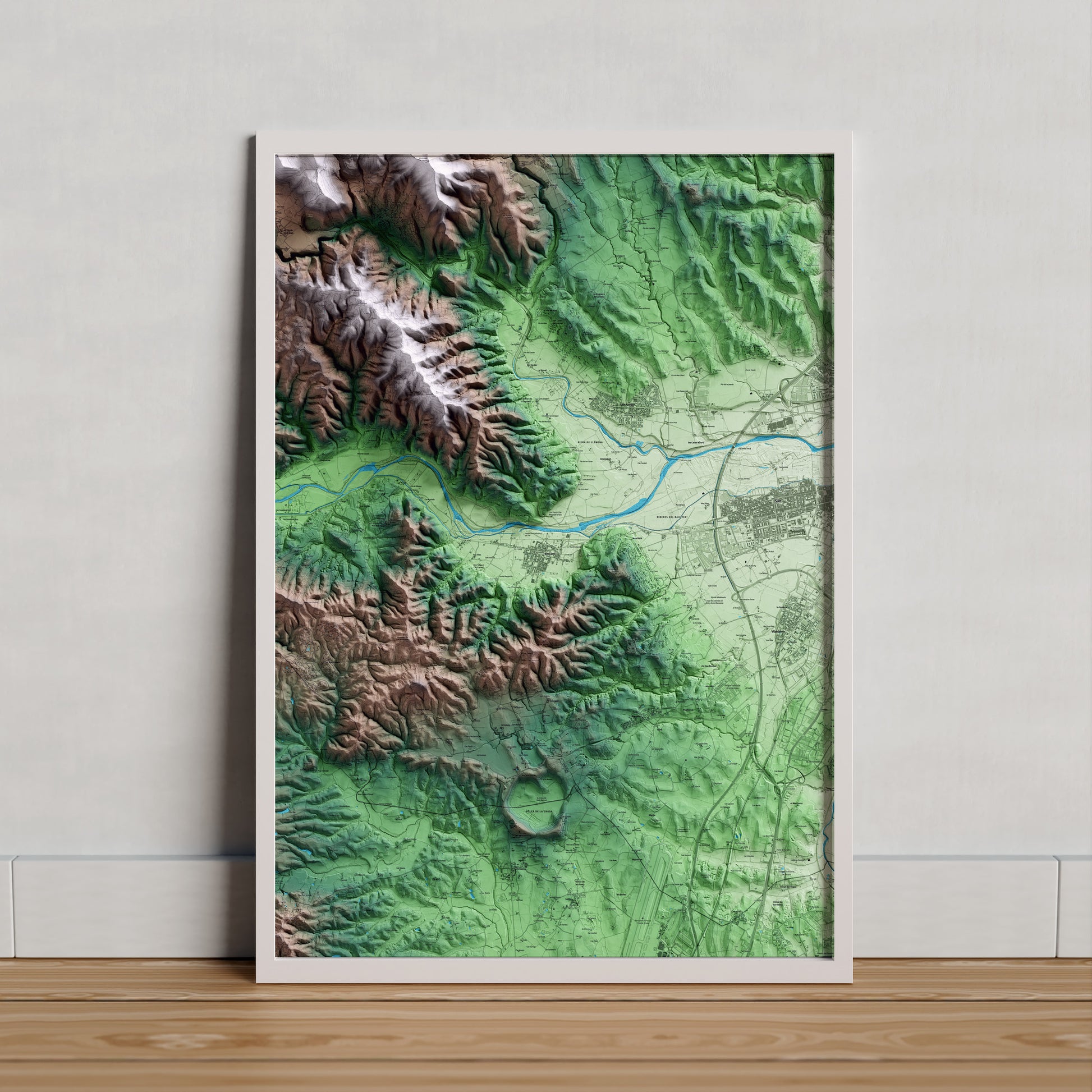 Mapa artístico del relieve de Bescanó, al Gironès, con 15 km de entorno y base topográfica ICGC. Presentación enmarcada.