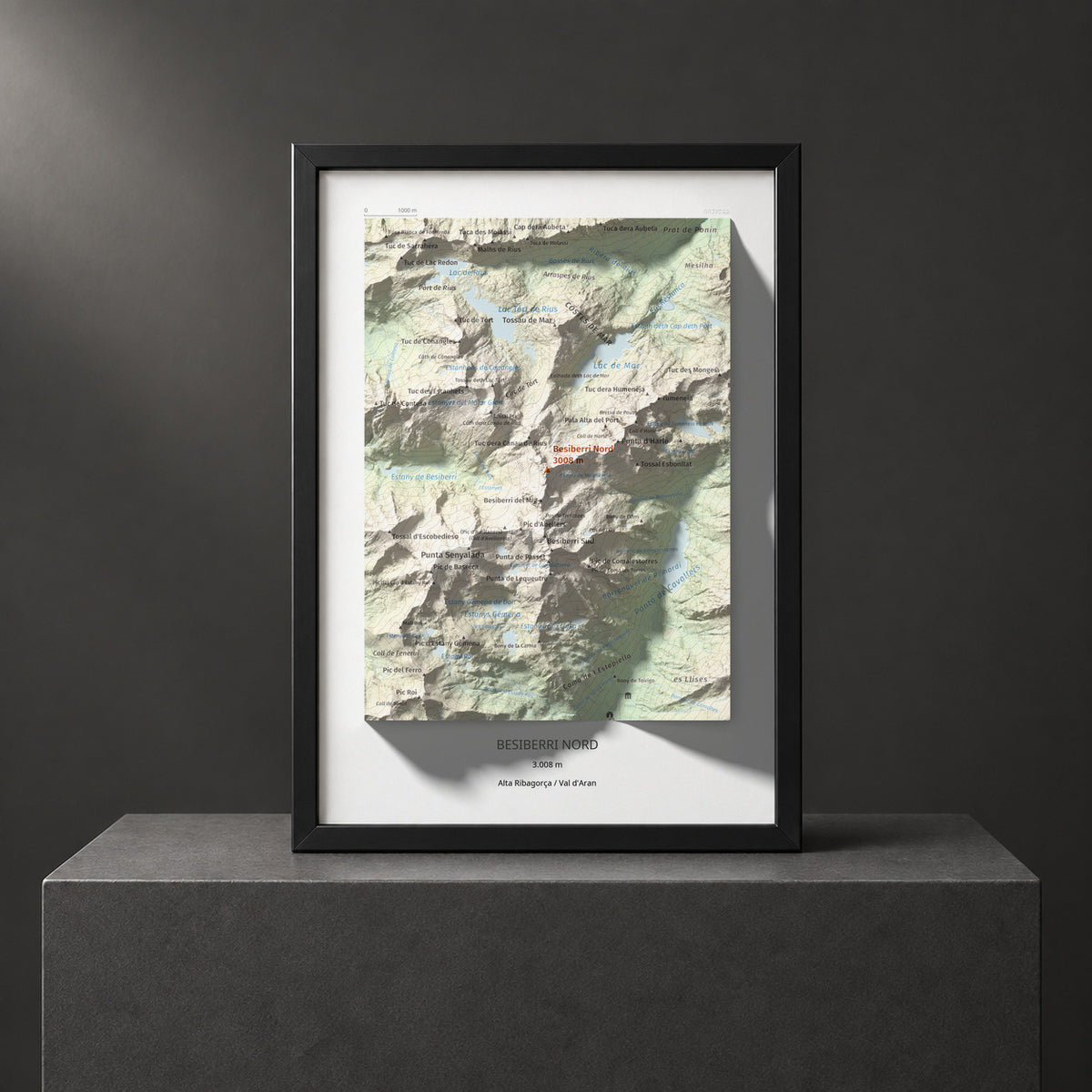 Mapa de relieve de Besiberri Nord, 3008 m, Alta Ribagorça · Val d'Aran, lámina 100 Cims de Trobart. Presentación enmarcada. 21 × 30 cm.