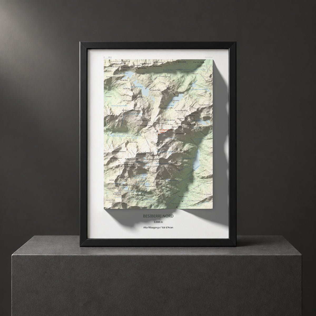 Mapa de relieve de Besiberri Nord, 3008 m, Alta Ribagorça · Val d'Aran, lámina 100 Cims de Trobart. Presentación enmarcada. 30 × 40 cm.