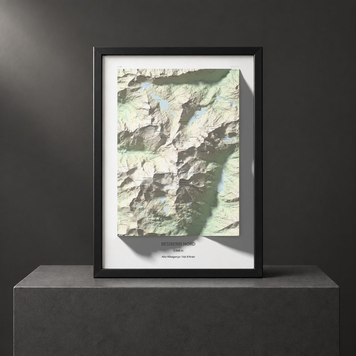 Mapa de relieve de Besiberri Nord, 3008 m, Alta Ribagorça · Val d'Aran, lámina 100 Cims de Trobart. Presentación enmarcada. 50 × 70 cm.