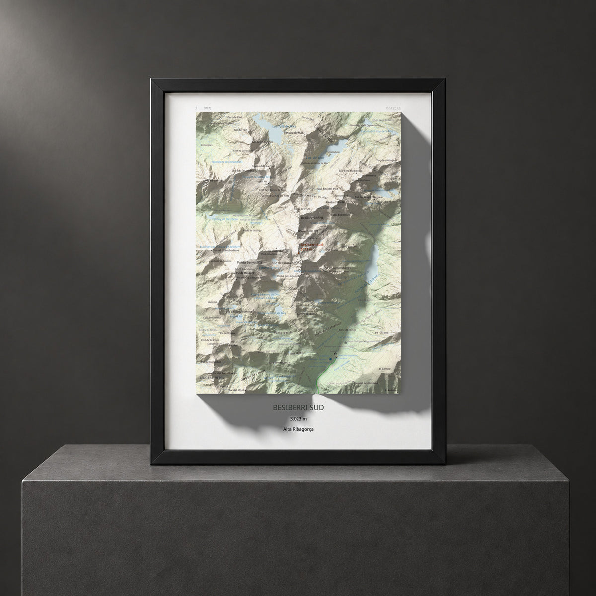 Mapa de relieve de Besiberri Sud, 3023 m, Alta Ribagorça, lámina 100 Cims de Trobart. Presentación enmarcada. 30 × 40 cm.