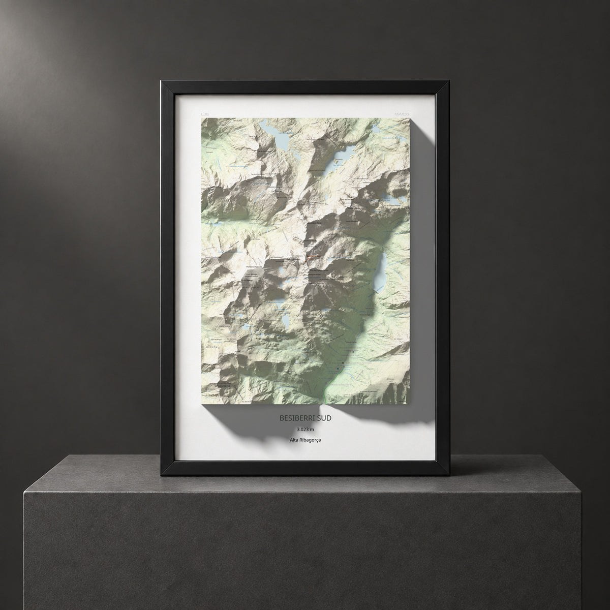 Mapa de relieve de Besiberri Sud, 3023 m, Alta Ribagorça, lámina 100 Cims de Trobart. Presentación enmarcada. 50 × 70 cm.