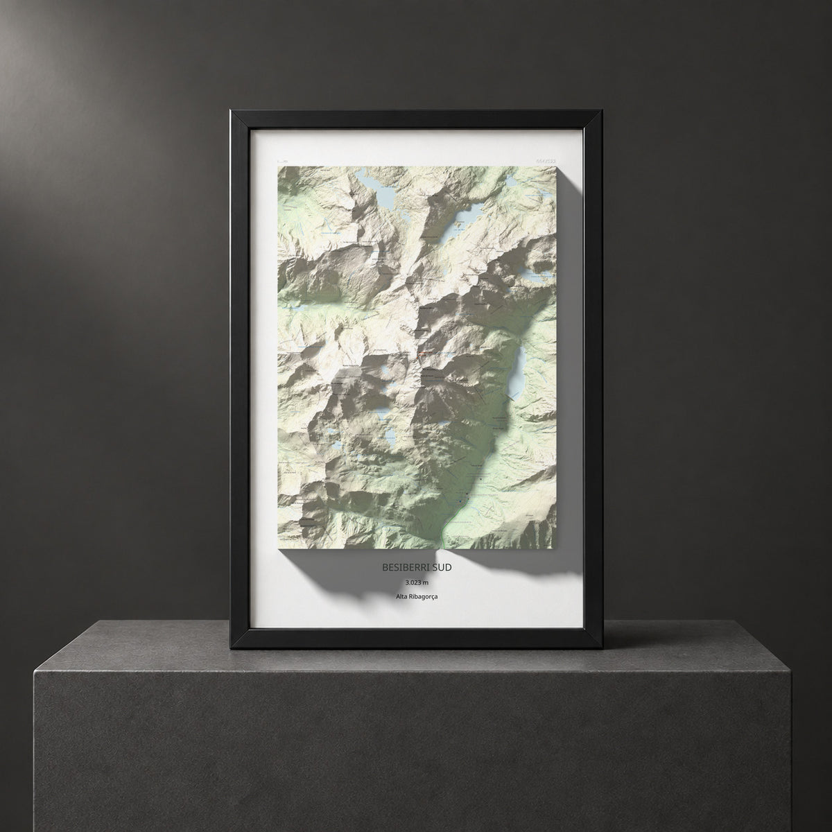 Mapa de relieve de Besiberri Sud, 3023 m, Alta Ribagorça, lámina 100 Cims de Trobart. Presentación enmarcada. 61 × 91 cm.