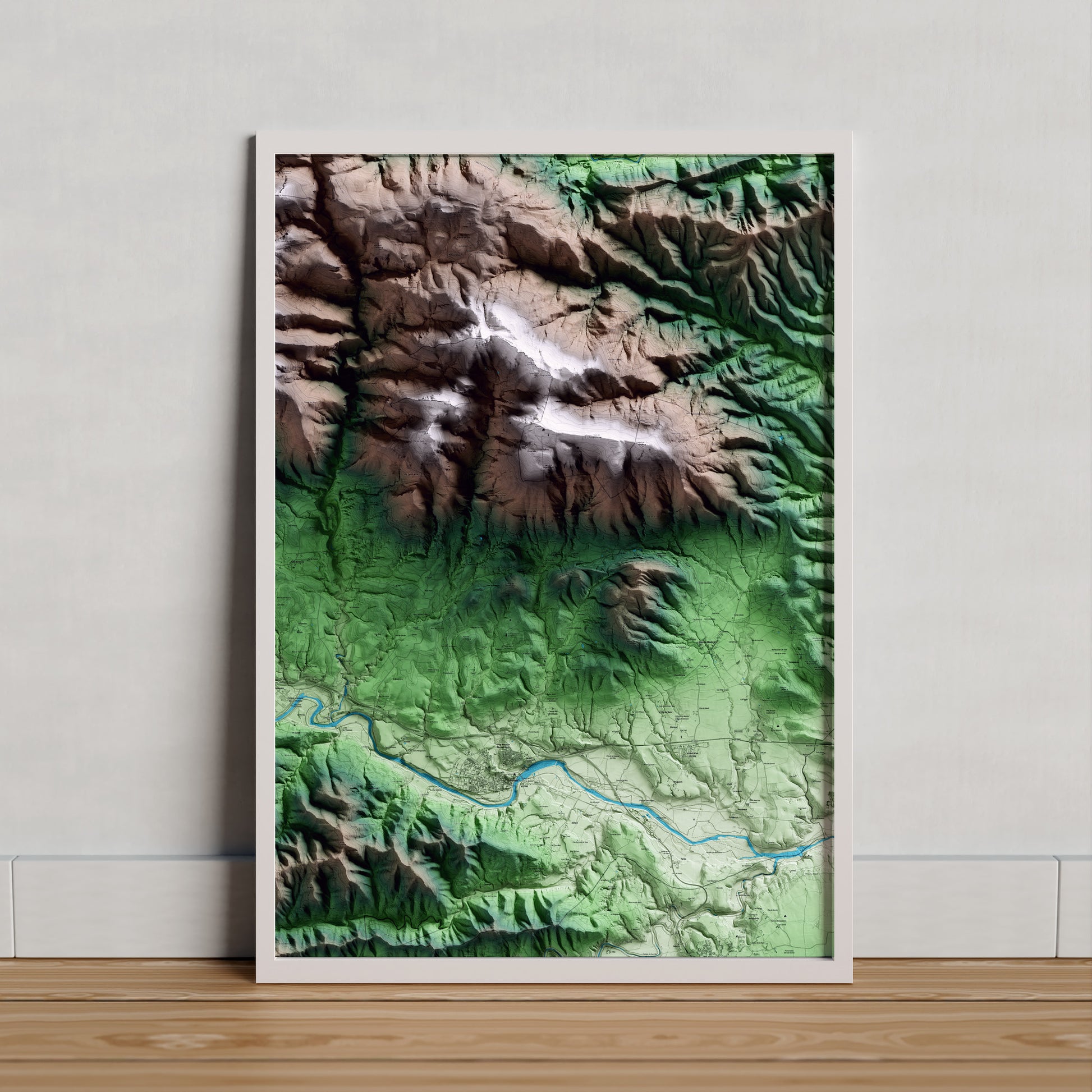 Mapa artístico del relieve de Beuda, a la Garrotxa, con 15 km de entorno y base topográfica ICGC. Presentación enmarcada.
