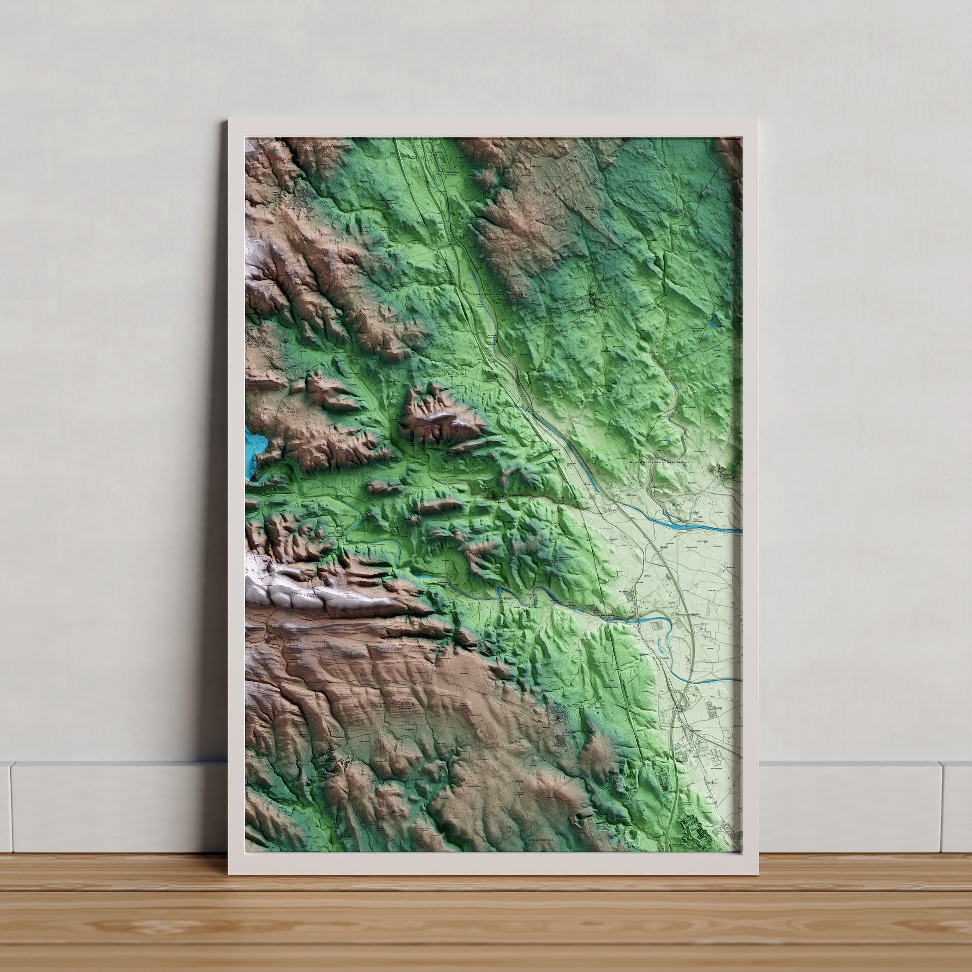 Mapa artístico del relieve de Biure, al Alt Empordà, con 15 km de entorno y base topográfica ICGC. Presentación enmarcada.