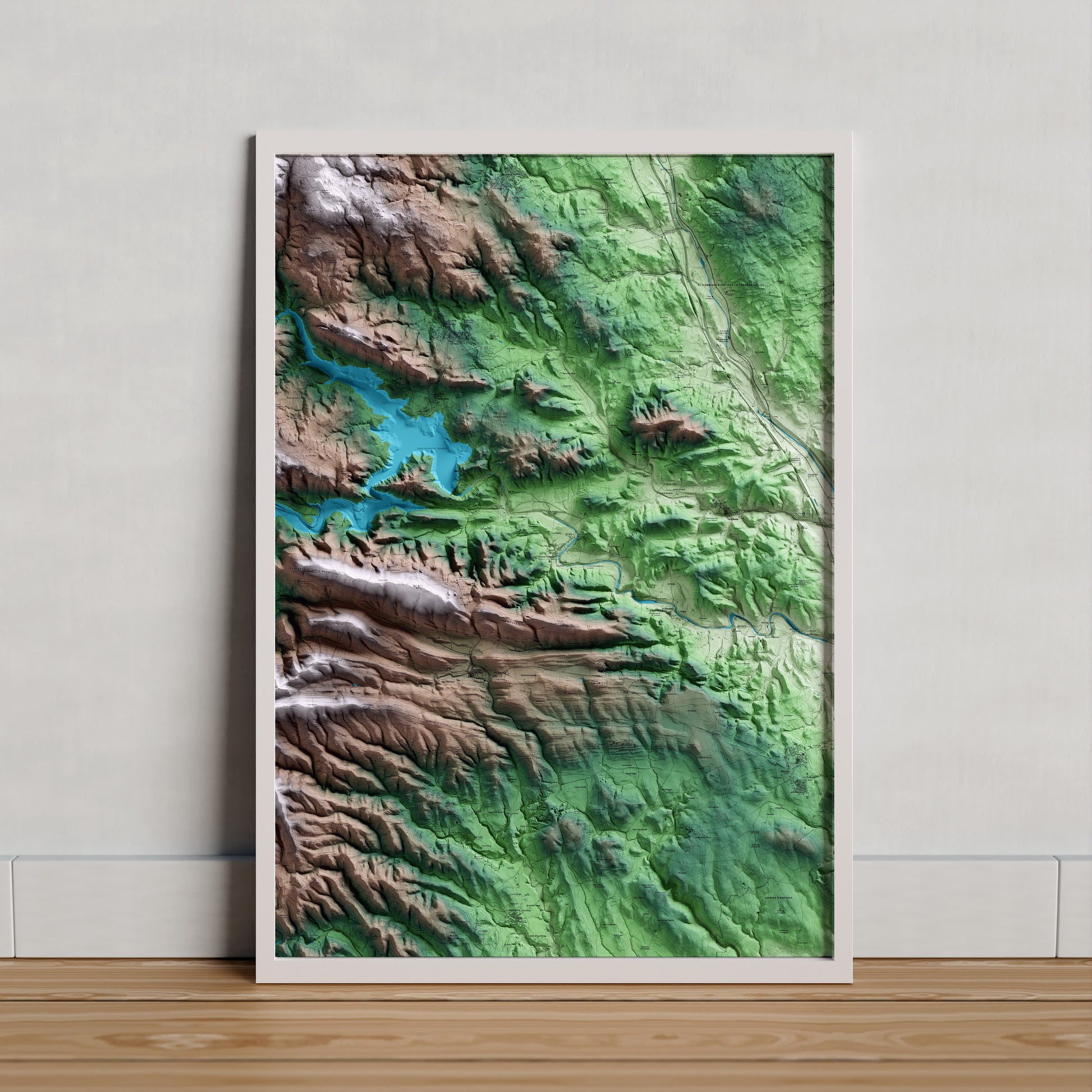 Mapa artístico del relieve de Boadella i les Escaules, al Alt Empordà, con 15 km de entorno y base topográfica ICGC. Presentación enmarcada.