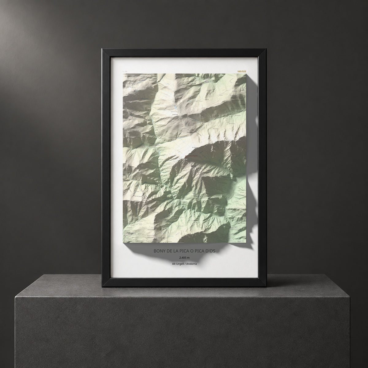 Mapa de relieve de Bony de la Pica o Pica d'Os, 2405 m, Alt Urgell · Andorra, lámina 100 Cims de Trobart. Presentación enmarcada. 61 × 91 cm.