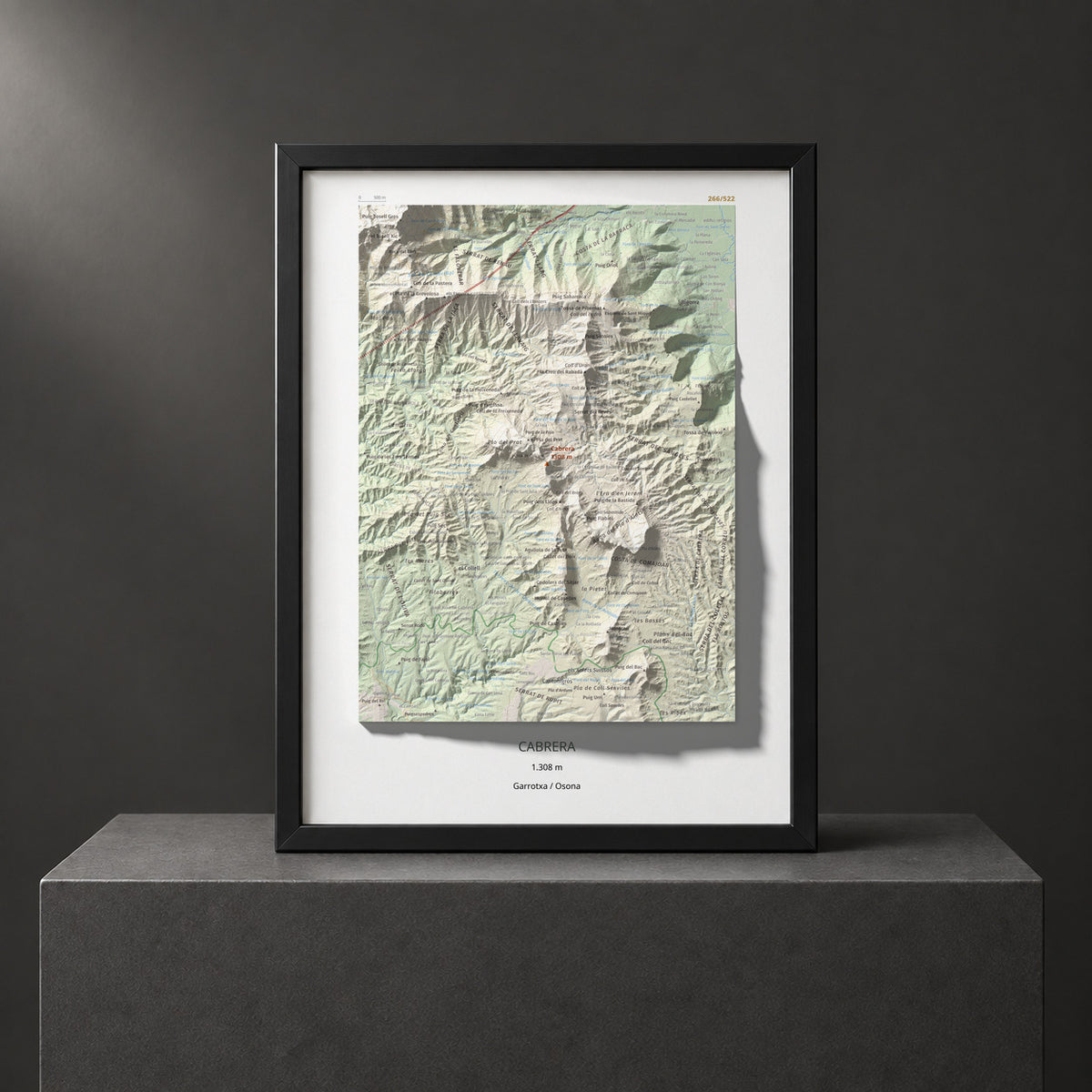 Mapa de relieve de Cabrera, 1308 m, Garrotxa · Osona, lámina 100 Cims de Trobart. Presentación enmarcada. 30 × 40 cm.