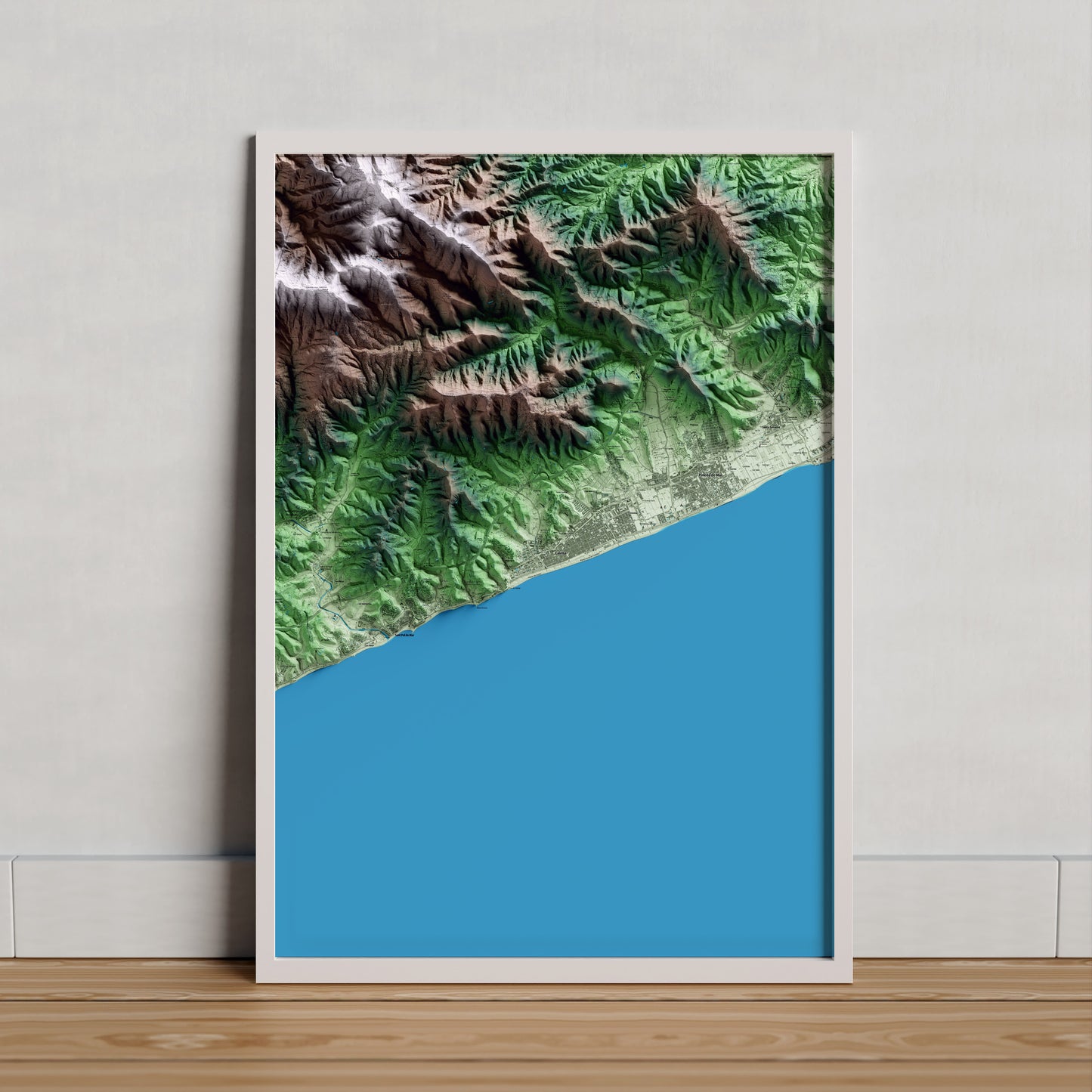 Mapa artístico del relieve de Calella, al Maresme, con 15 km de entorno y base topográfica ICGC. Presentación enmarcada.