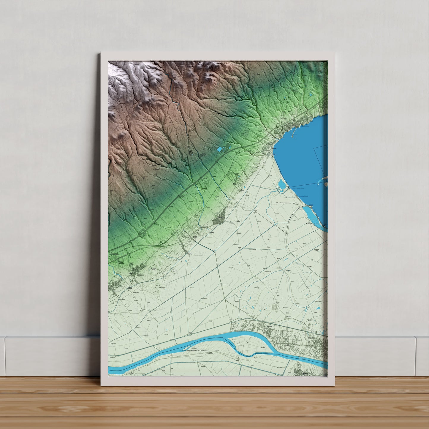 Mapa artístico del relieve de Camarles, al Baix Ebre, con 15 km de entorno y base topográfica ICGC. Presentación enmarcada.