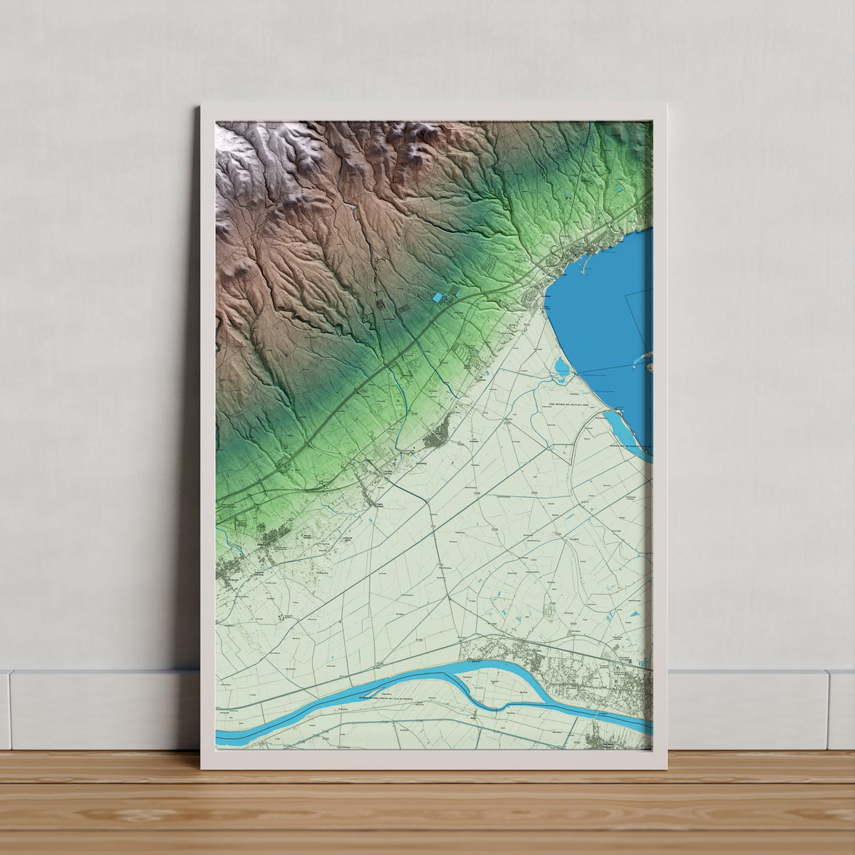 Mapa artístico del relieve de Camarles, al Baix Ebre, con 15 km de entorno y base topográfica ICGC. Presentación enmarcada.