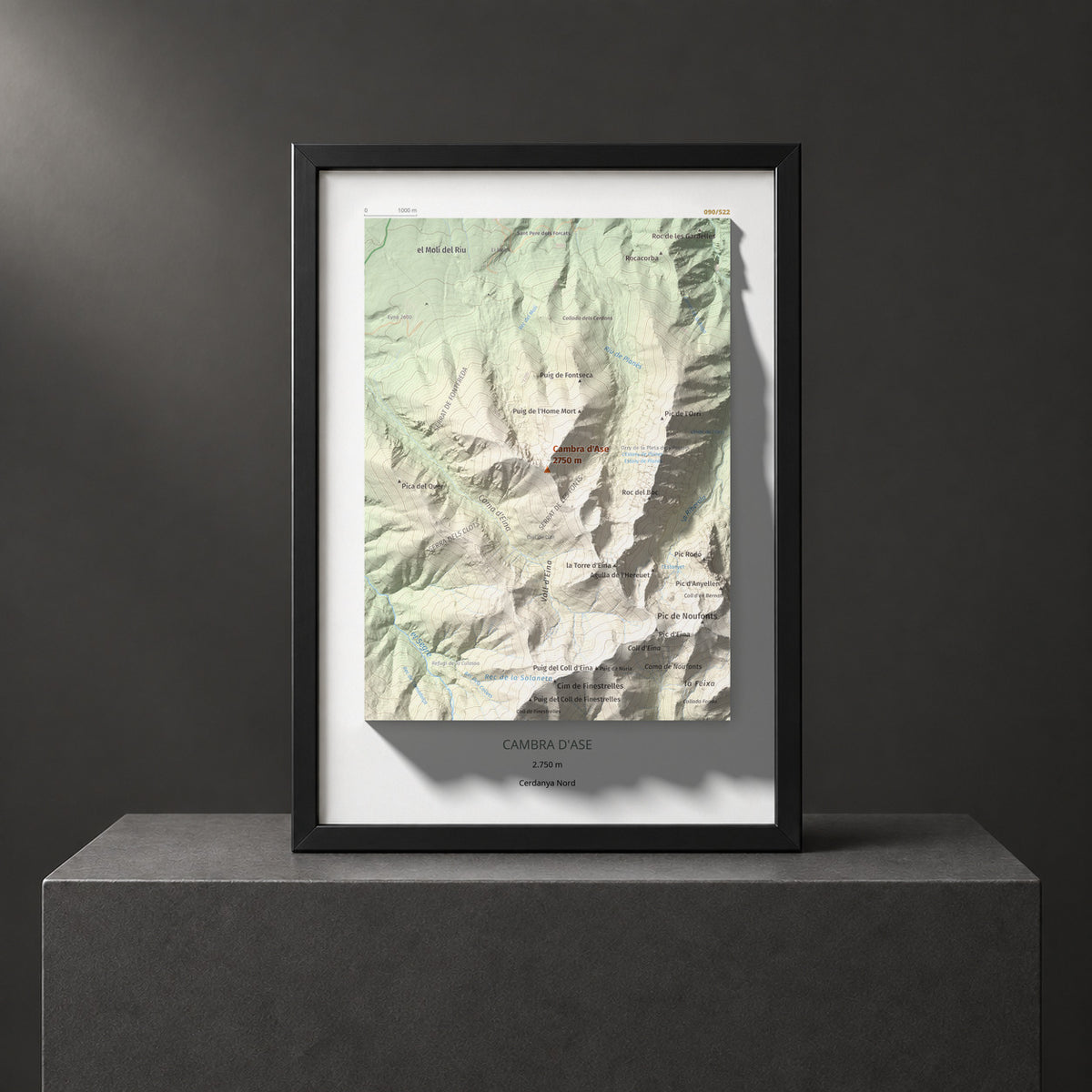 Mapa de relieve de Cambra d'Ase, 2750 m, Cerdanya Nord, lámina 100 Cims de Trobart. Presentación enmarcada. 21 × 30 cm.