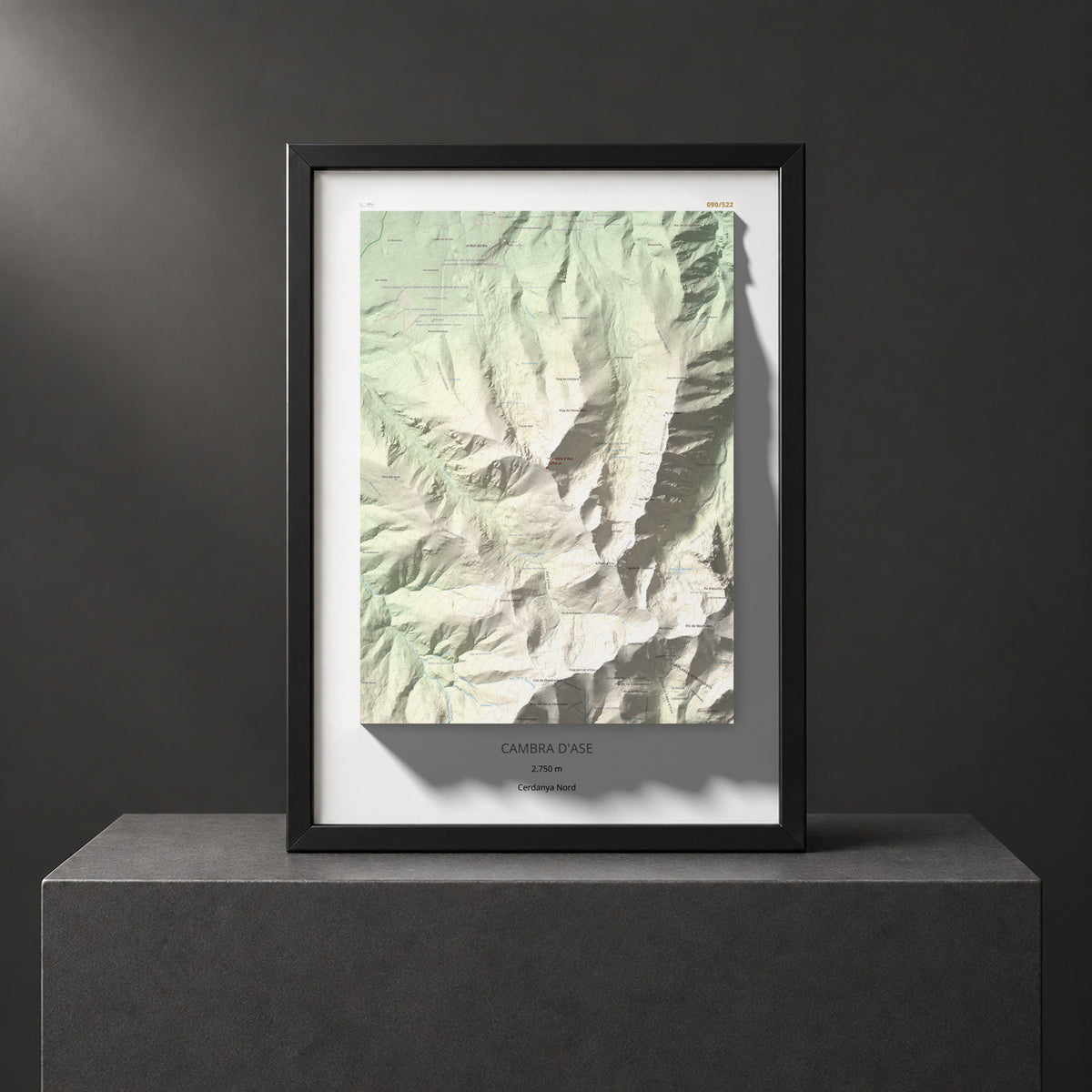 Mapa de relieve de Cambra d'Ase, 2750 m, Cerdanya Nord, lámina 100 Cims de Trobart. Presentación enmarcada. 50 × 70 cm.