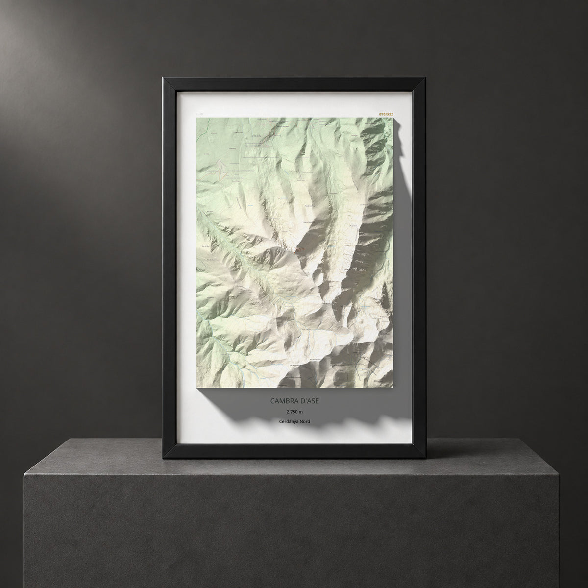 Mapa de relieve de Cambra d'Ase, 2750 m, Cerdanya Nord, lámina 100 Cims de Trobart. Presentación enmarcada. 61 × 91 cm.