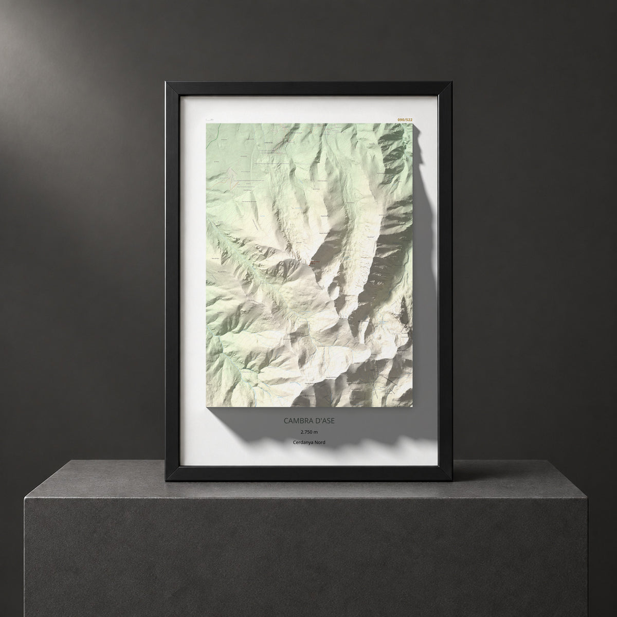 Mapa de relieve de Cambra d'Ase, 2750 m, Cerdanya Nord, lámina 100 Cims de Trobart. Presentación enmarcada. 70 × 100 cm.