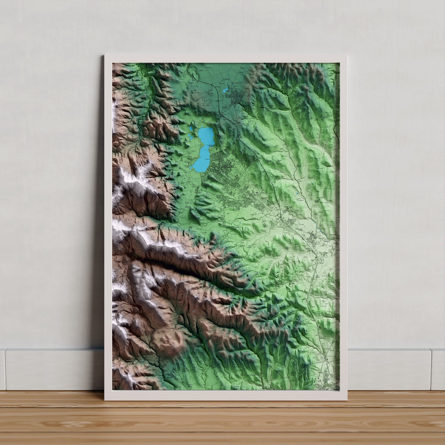 Mapa artístico del relieve de Camós, en el Pla de l'Estany, con 15 km de entorno y base topográfica ICGC. Presentación enmarcada.