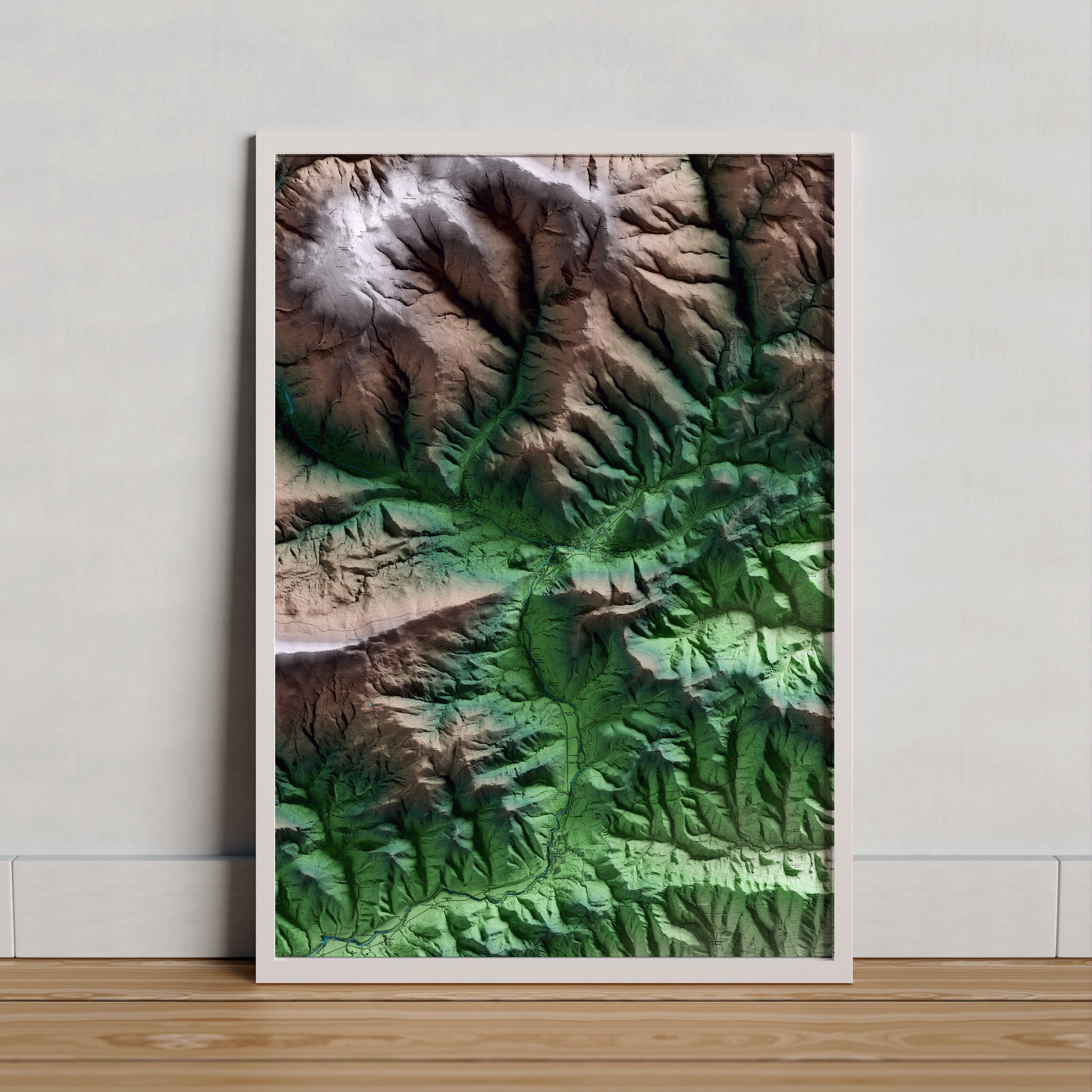 Mapa artístico del relieve de Camprodon, al Ripollès, con 15 km de entorno y base topográfica ICGC. Presentación enmarcada.