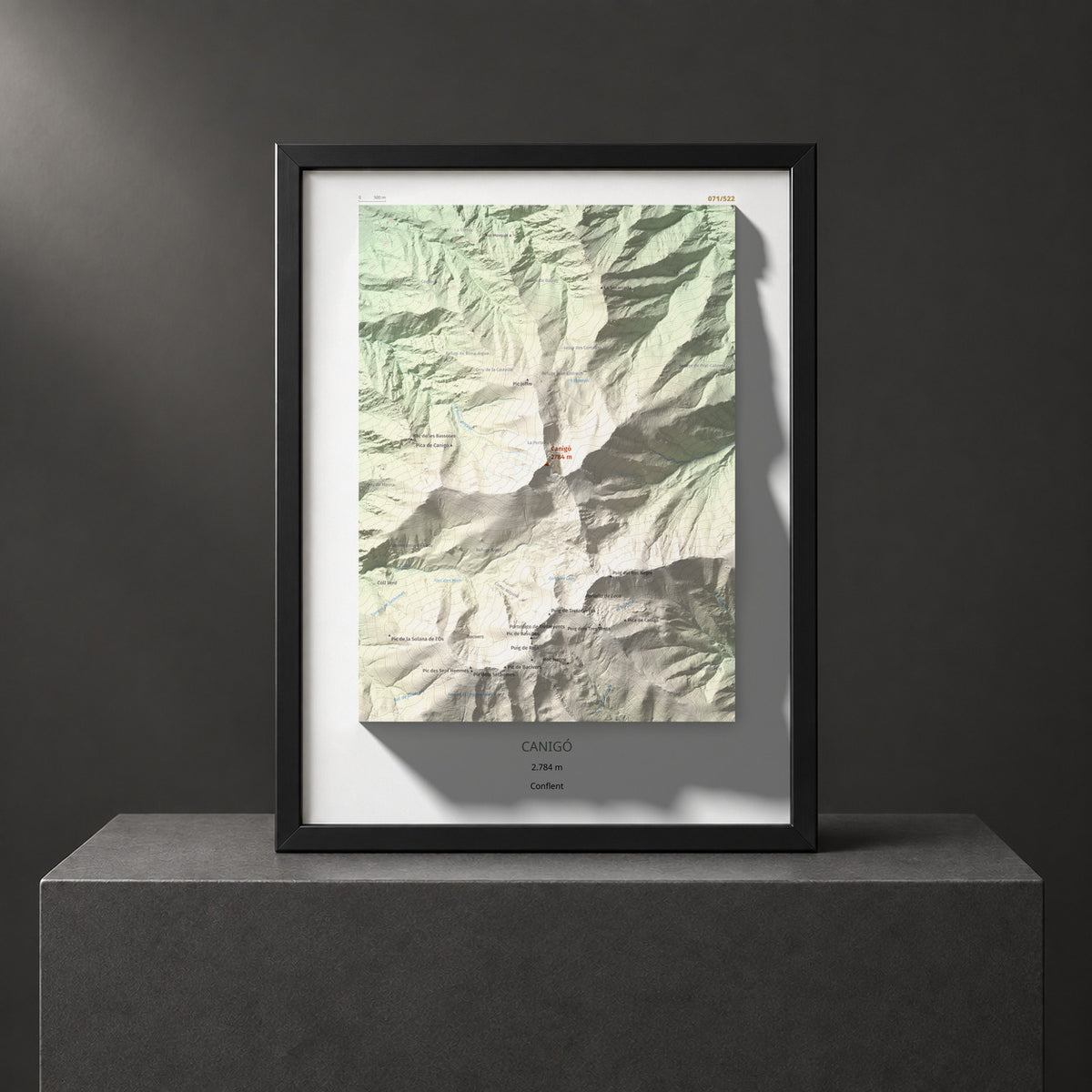Mapa de relieve de Canigó, 2784 m, Conflent, lámina 100 Cims de Trobart. Presentación enmarcada. 30 × 40 cm.