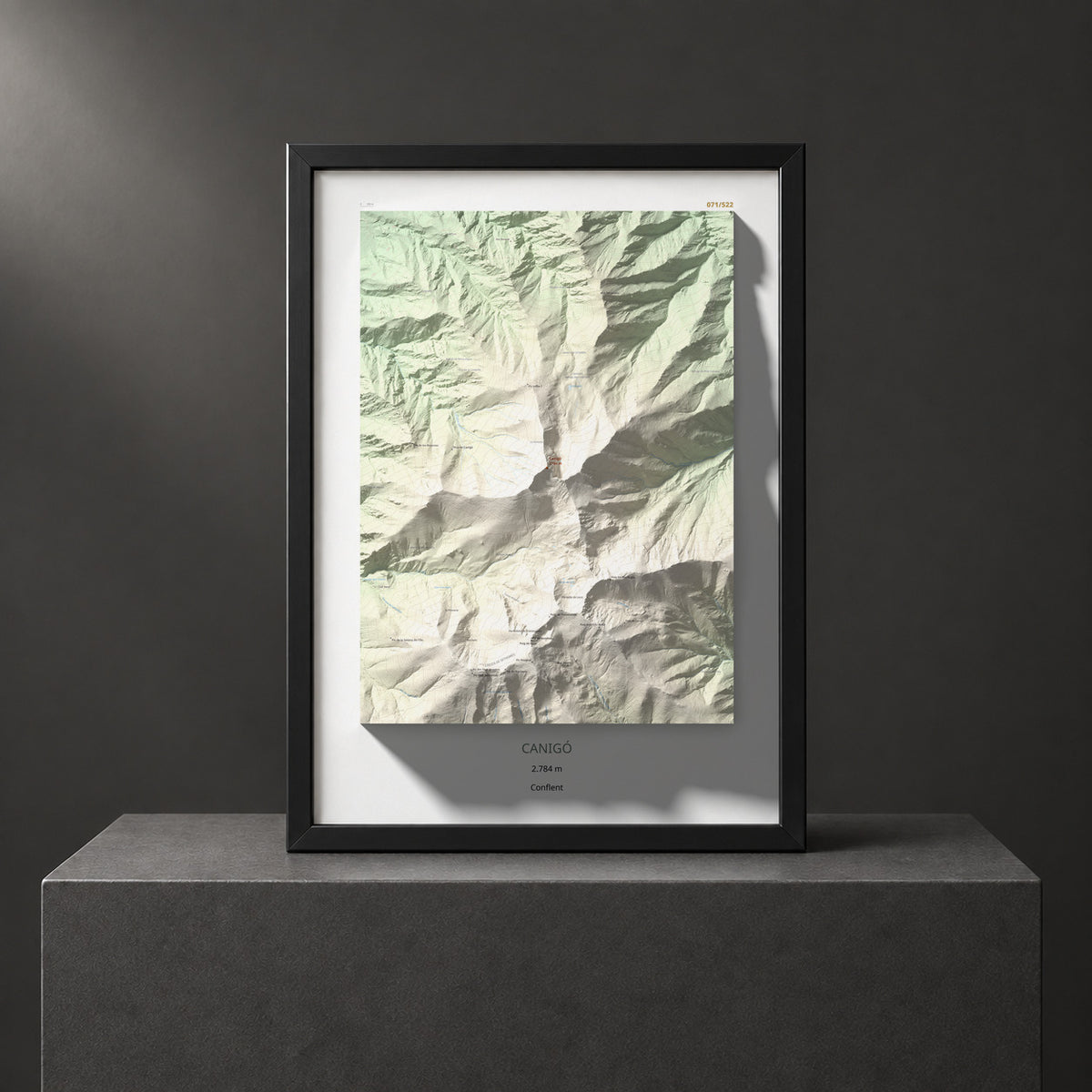 Mapa de relieve de Canigó, 2784 m, Conflent, lámina 100 Cims de Trobart. Presentación enmarcada. 50 × 70 cm.