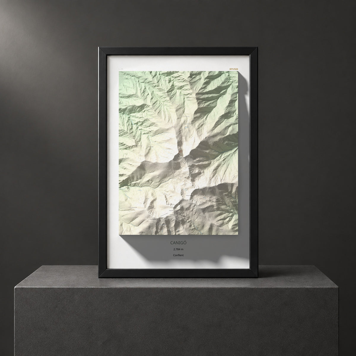 Mapa de relieve de Canigó, 2784 m, Conflent, lámina 100 Cims de Trobart. Presentación enmarcada. 61 × 91 cm.