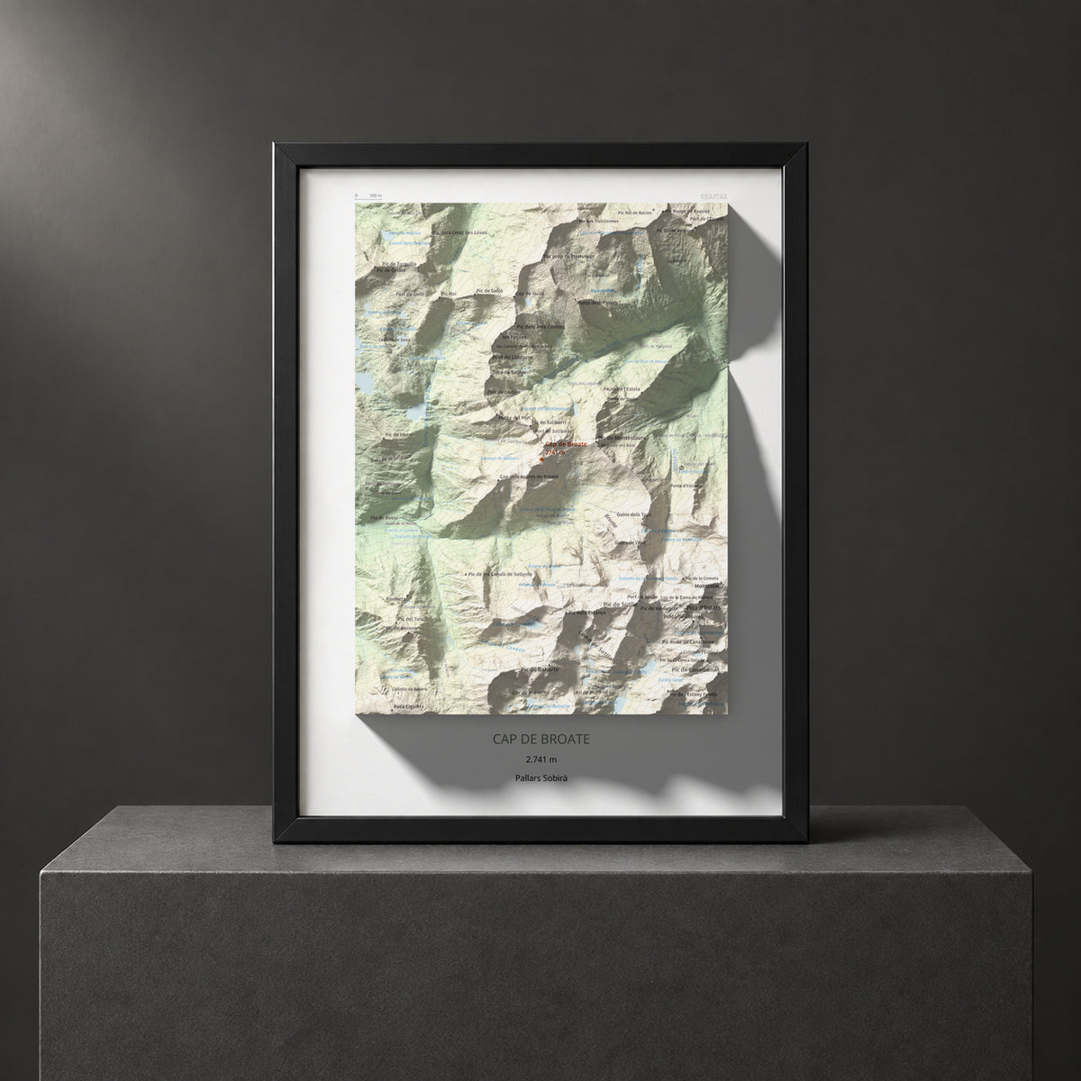Mapa de relieve de Cap de Broate, 2741 m, Pallars Sobirà, lámina 100 Cims de Trobart. Presentación enmarcada. 30 × 40 cm.