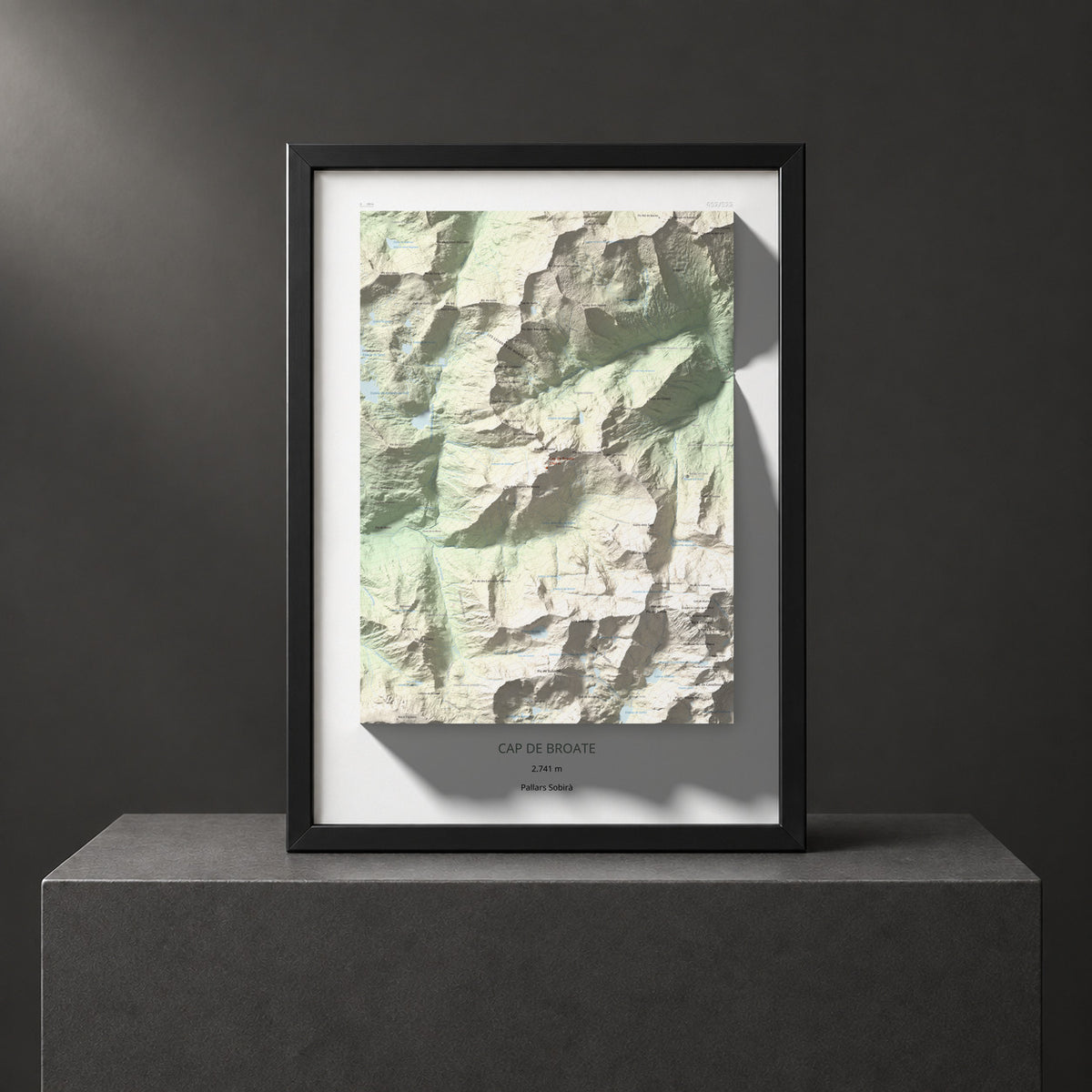 Mapa de relieve de Cap de Broate, 2741 m, Pallars Sobirà, lámina 100 Cims de Trobart. Presentación enmarcada. 50 × 70 cm.