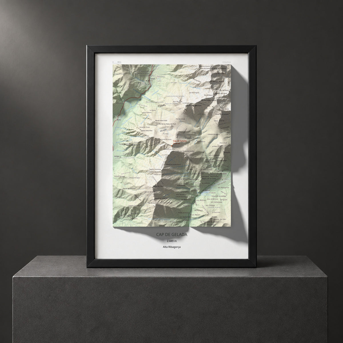Mapa de relieve de Cap de Gelada, 2449 m, Alta Ribagorça, lámina 100 Cims de Trobart. Presentación enmarcada. 30 × 40 cm.