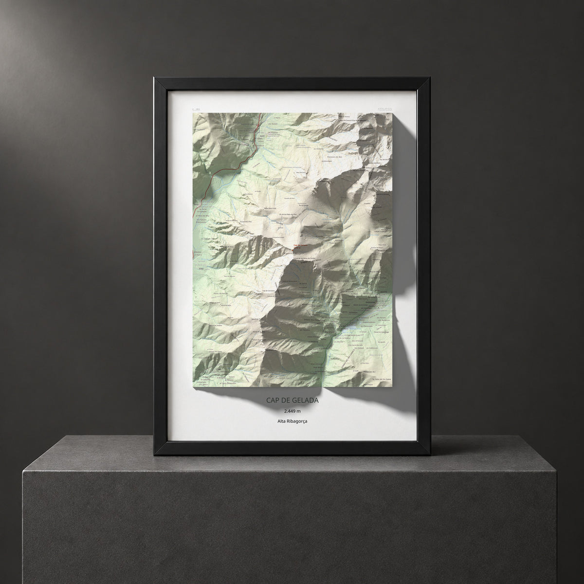 Mapa de relieve de Cap de Gelada, 2449 m, Alta Ribagorça, lámina 100 Cims de Trobart. Presentación enmarcada. 50 × 70 cm.