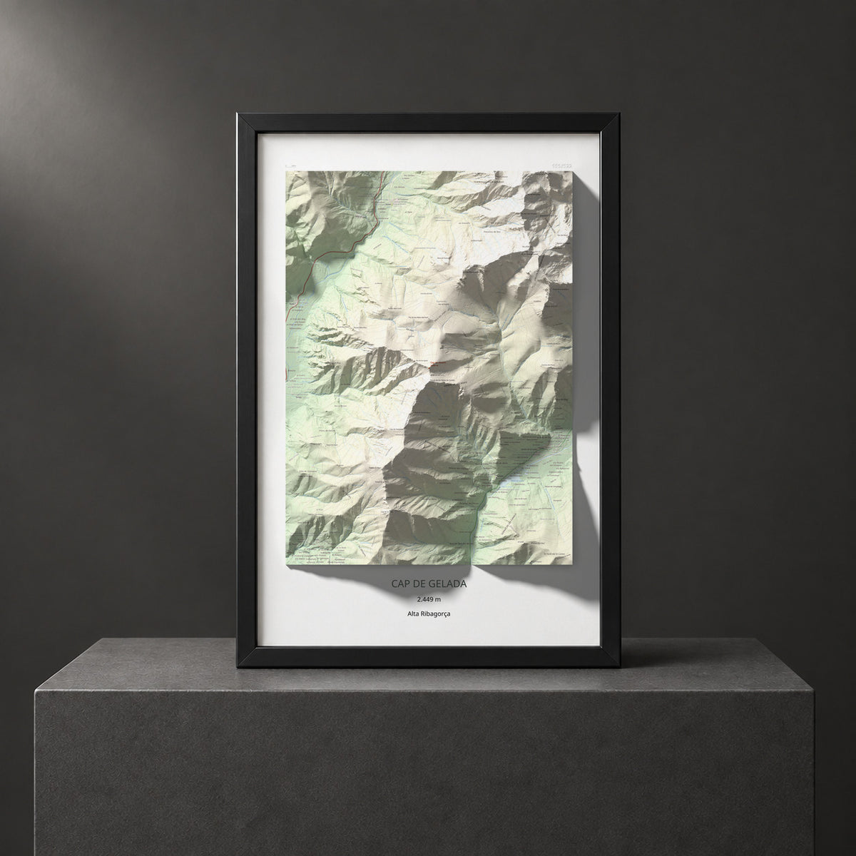 Mapa de relieve de Cap de Gelada, 2449 m, Alta Ribagorça, lámina 100 Cims de Trobart. Presentación enmarcada. 61 × 91 cm.