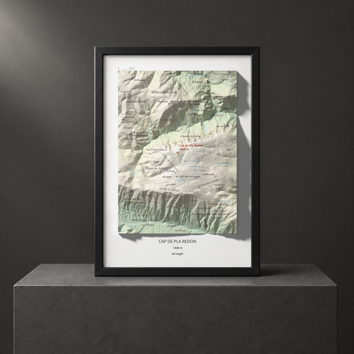 Mapa de relieve de Cap de Pla Redon, 1846 m, Alt Urgell, lámina 100 Cims de Trobart. Presentación enmarcada. 21 × 30 cm.