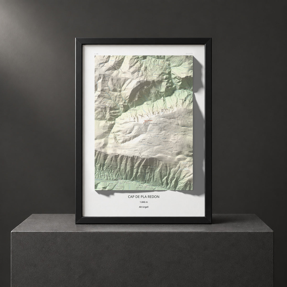 Mapa de relieve de Cap de Pla Redon, 1846 m, Alt Urgell, lámina 100 Cims de Trobart. Presentación enmarcada. 50 × 70 cm.