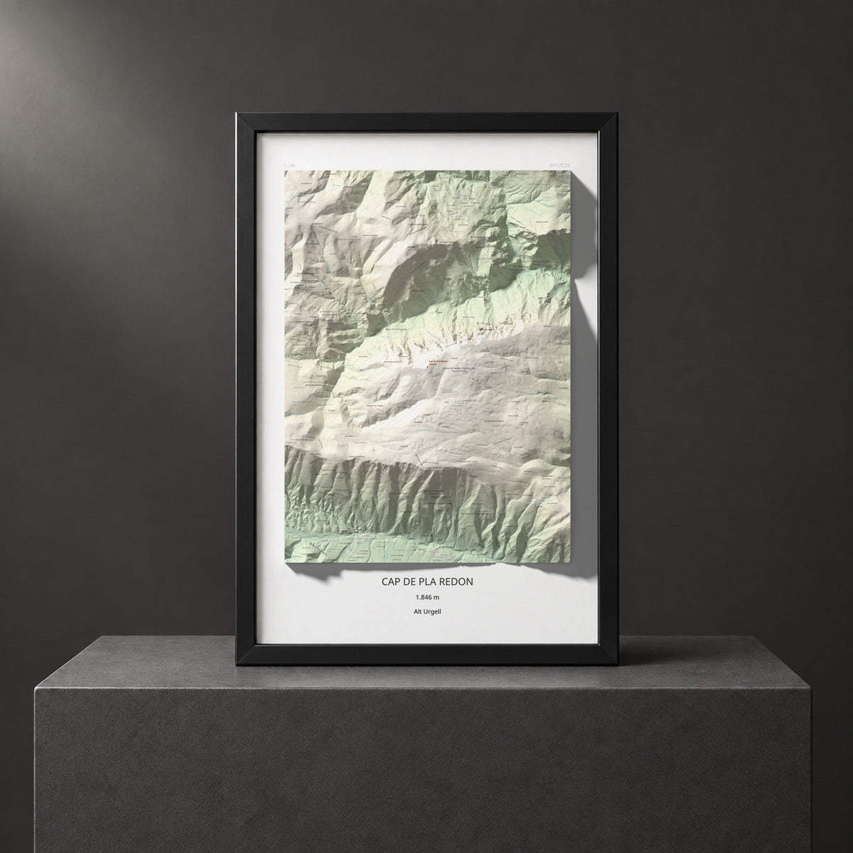 Mapa de relieve de Cap de Pla Redon, 1846 m, Alt Urgell, lámina 100 Cims de Trobart. Presentación enmarcada. 61 × 91 cm.