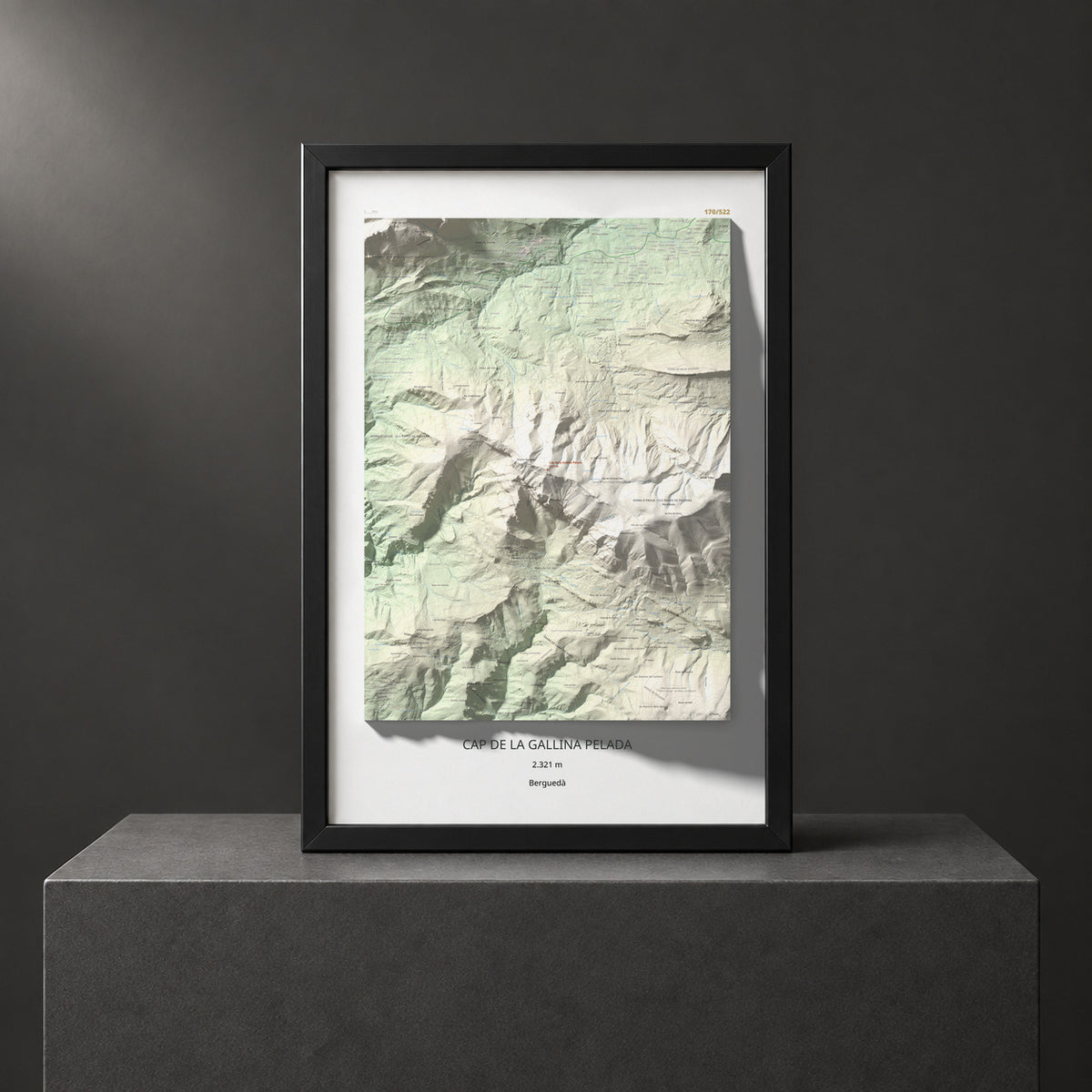 Mapa de relieve de Cap de la Gallina Pelada, 2321 m, Berguedà, lámina 100 Cims de Trobart. Presentación enmarcada. 61 × 91 cm.