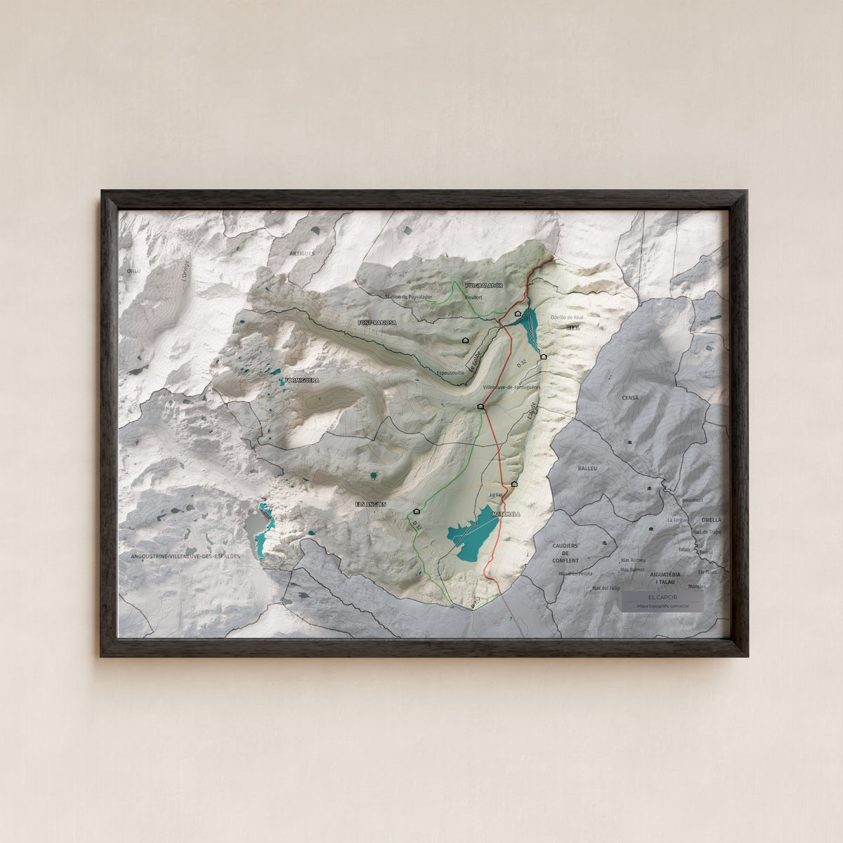 Mapa de relleu del Capcir, amb el territori en color i l’entorn en blanc. Presentació amb marc. 21 × 30 cm. Estil Cartogràfic.