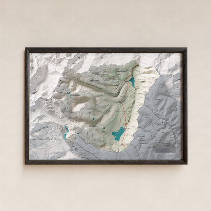 Mapa de relleu del Capcir, amb el territori en color i l’entorn en blanc. Presentació amb marc. 21 × 30 cm. Estil Cartogràfic.