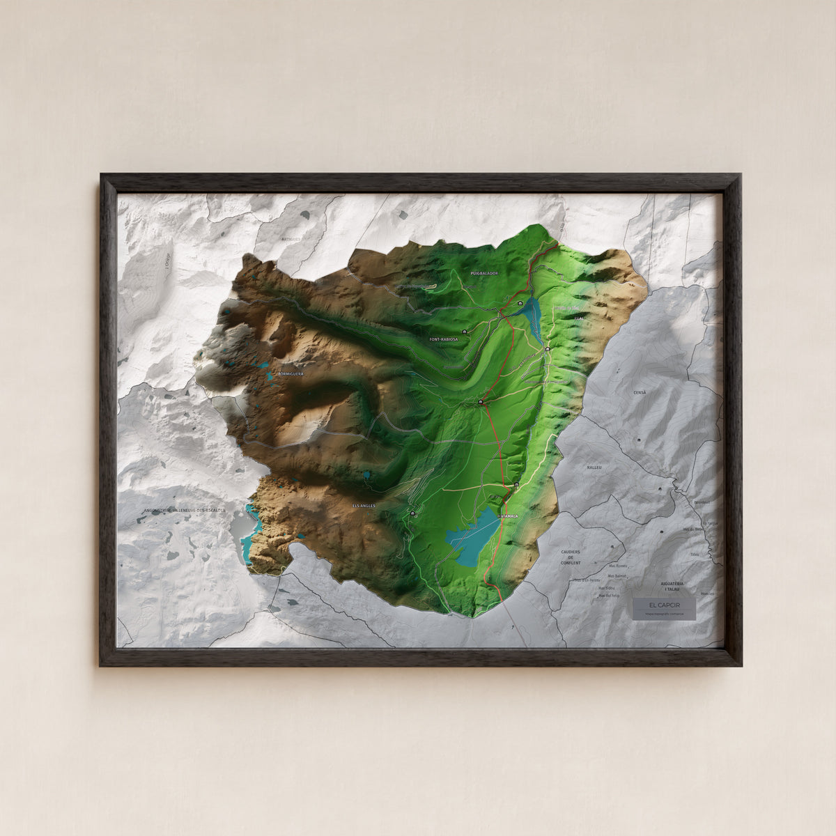 Mapa de relleu del Capcir, amb el territori en color i l’entorn en blanc. Presentació amb marc. 30 × 40 cm. Estil Clàssic.
