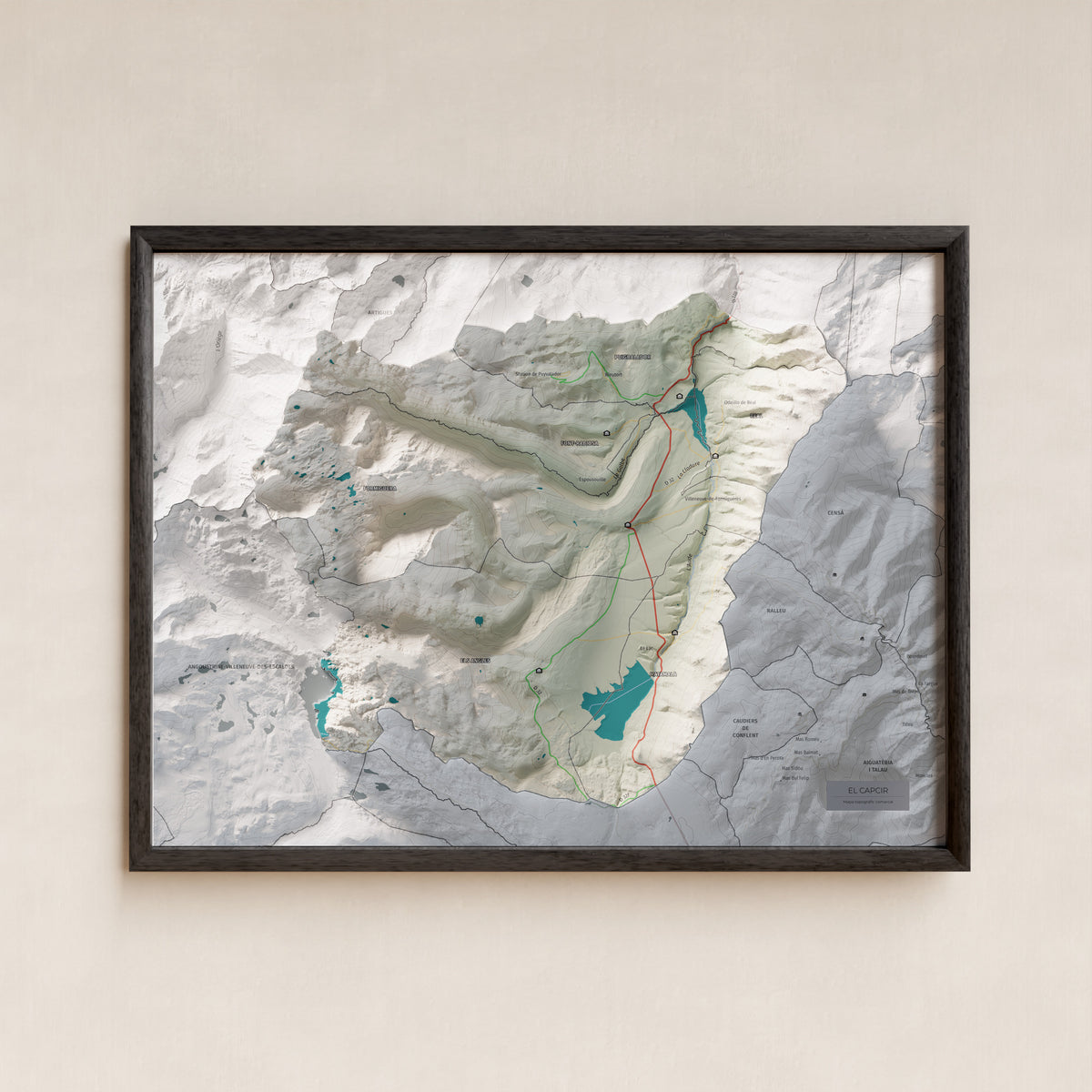Mapa de relleu del Capcir, amb el territori en color i l’entorn en blanc. Presentació amb marc. 30 × 40 cm. Estil Cartogràfic.
