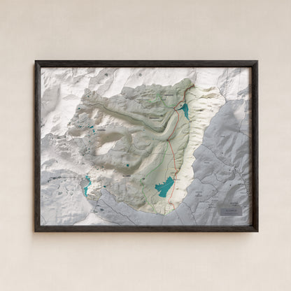 Mapa de relleu del Capcir, amb el territori en color i l’entorn en blanc. Presentació amb marc. 30 × 40 cm. Estil Cartogràfic.