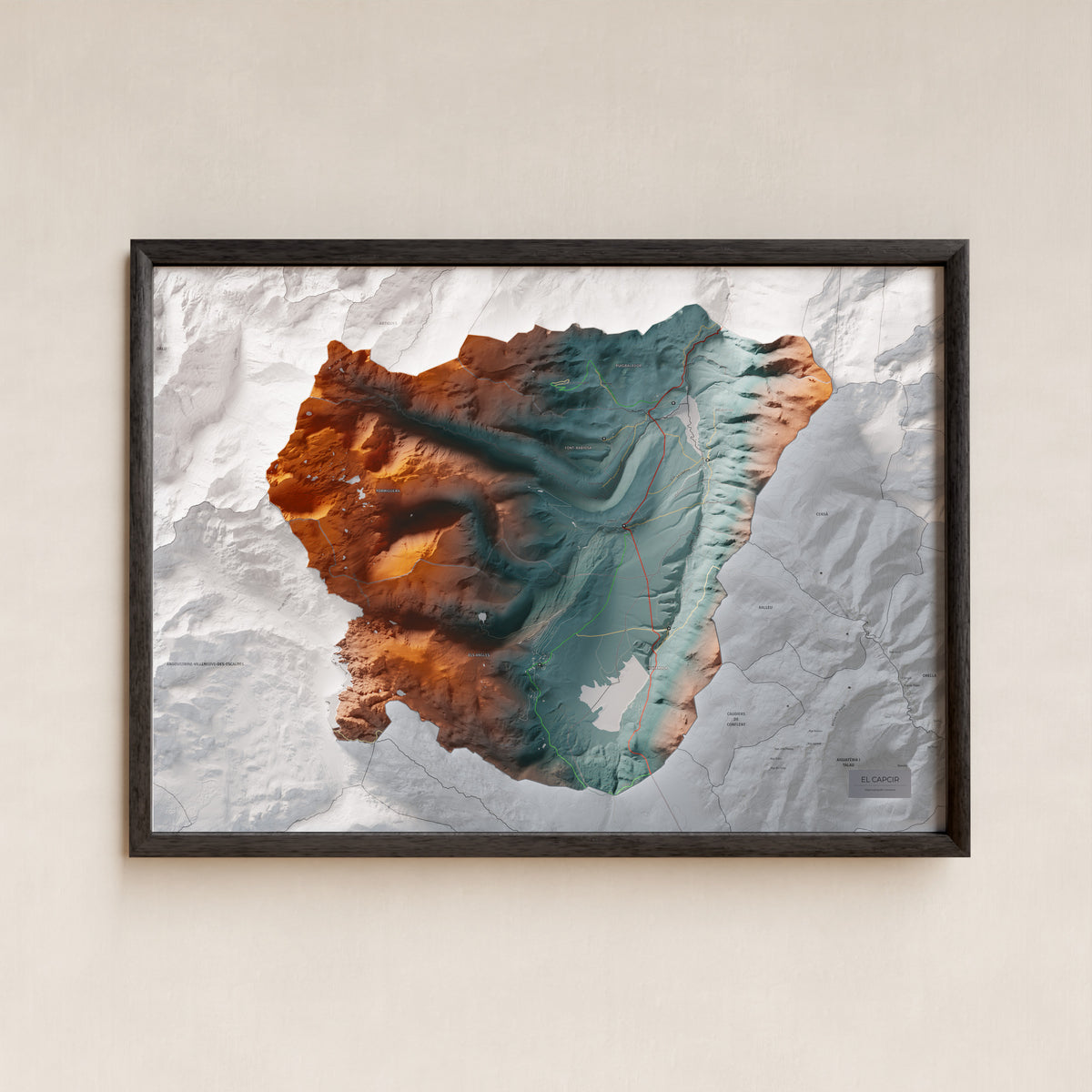Mapa de relleu del Capcir, amb el territori en color i l’entorn en blanc. Presentació amb marc. 50 × 70 cm. Estil Contrastat.
