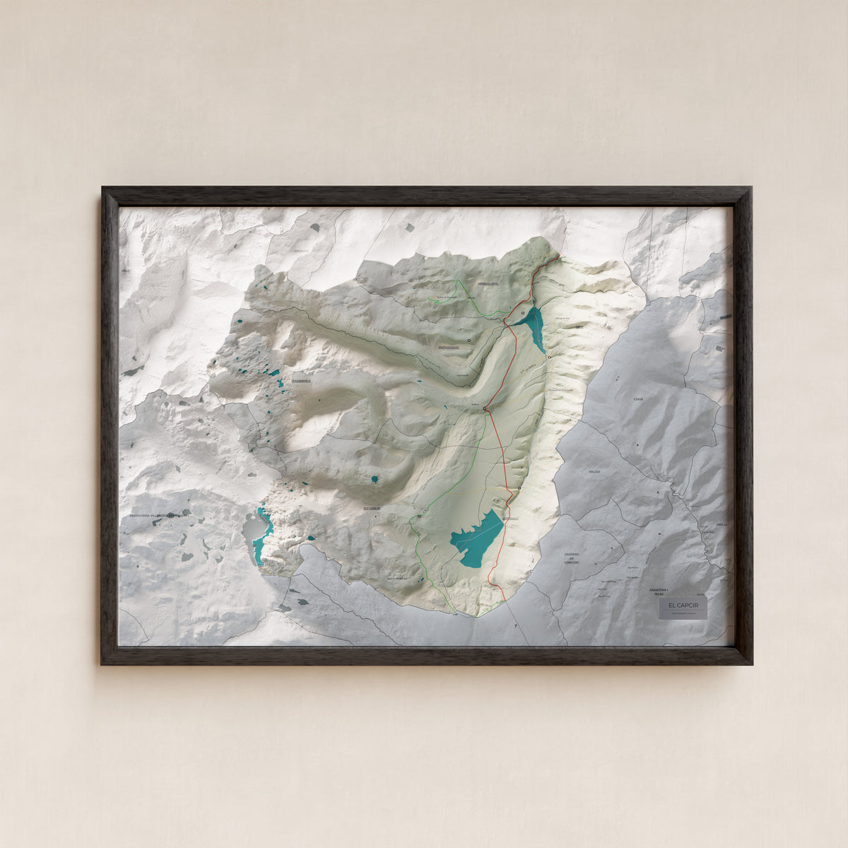 Mapa de relleu del Capcir, amb el territori en color i l’entorn en blanc. Presentació amb marc. 50 × 70 cm. Estil Cartogràfic.